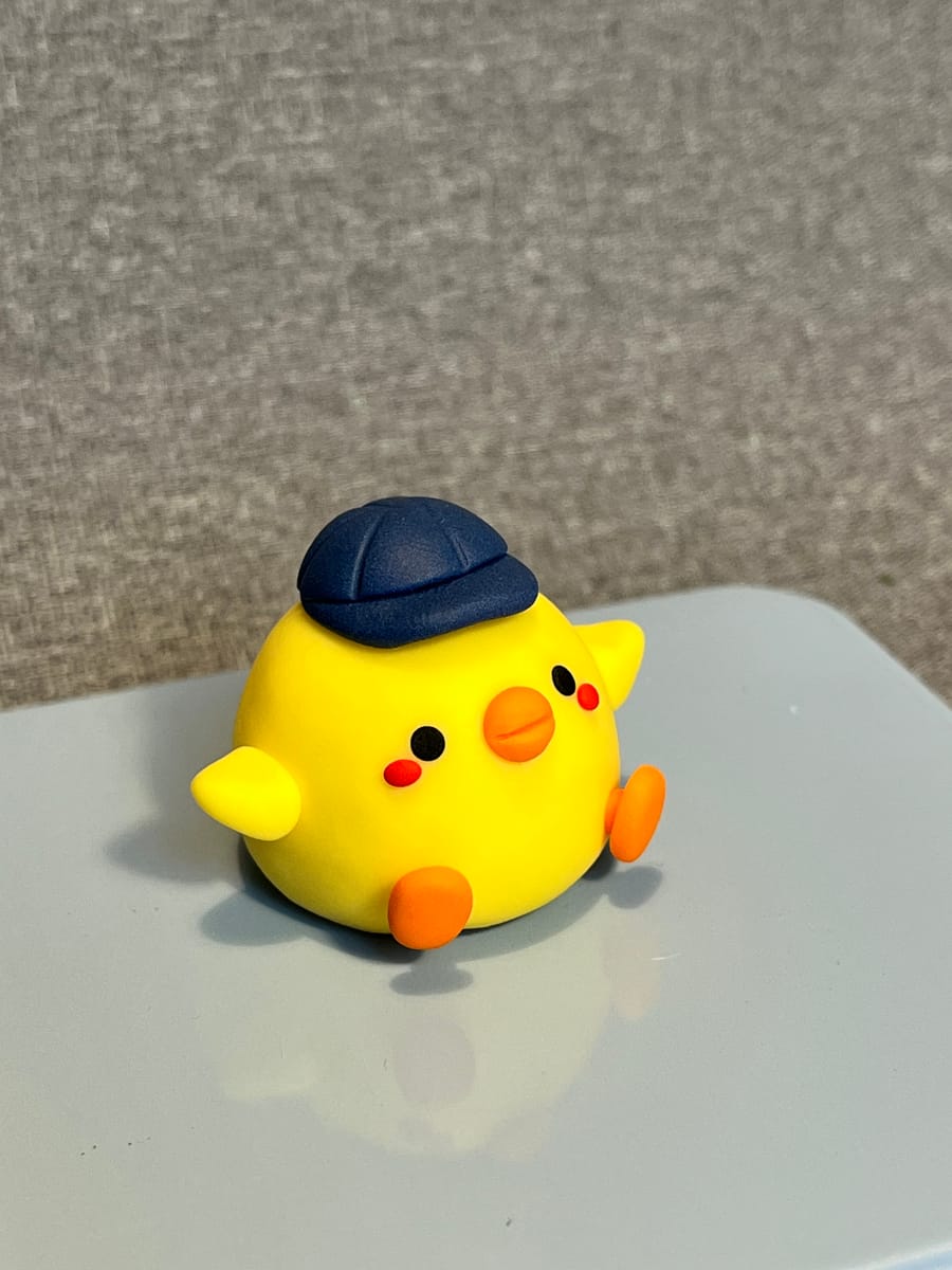 Söt skrivbordskompis – handgjord av polymerlera 🐥💛