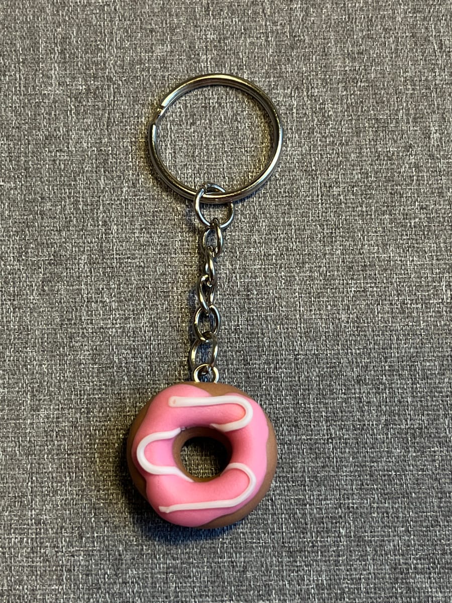 Söt donut-nyckelring – handgjord i polymerlera 🍩