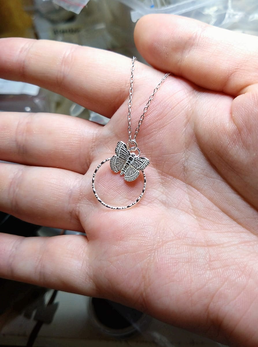 halsband med fjäril