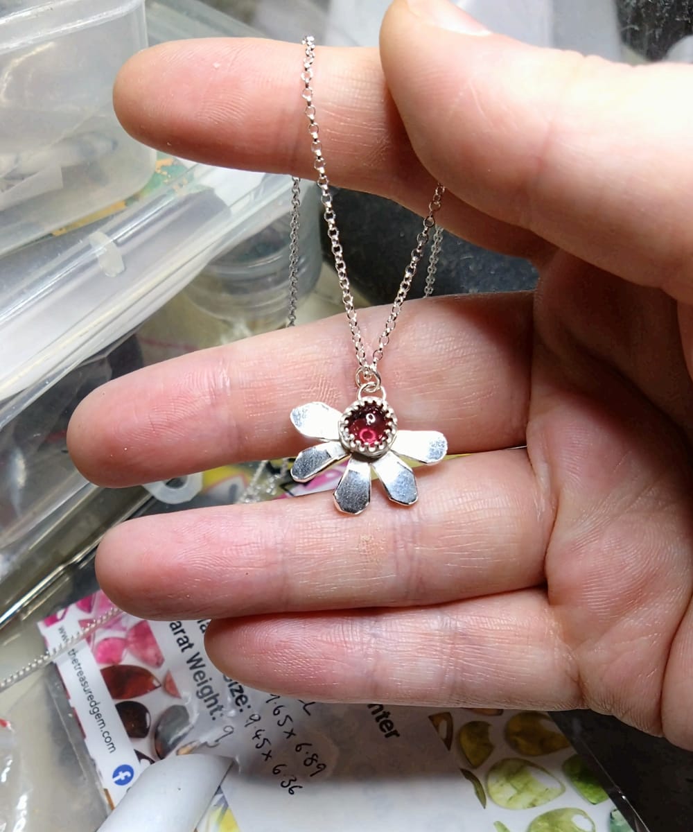 sterling silver halsband med blomma och granat