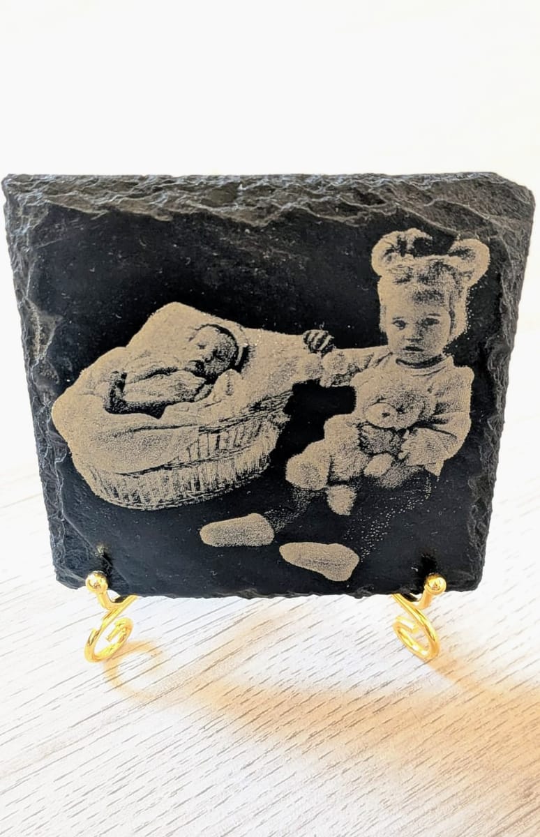 Personlig lasergravyr på svart skiffer