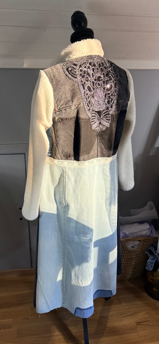 En unik kappa gjord av 4 par jeans med teddy tyg.