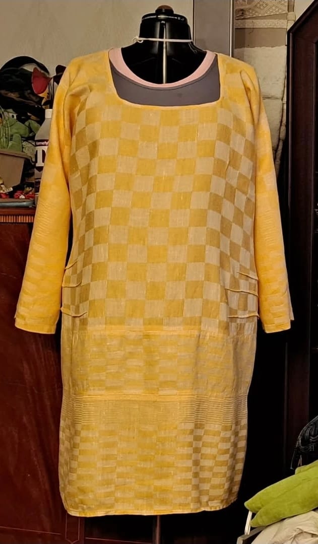 Gulrutig linneklänning