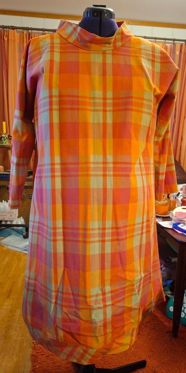 Rutig klänning med ståkrage