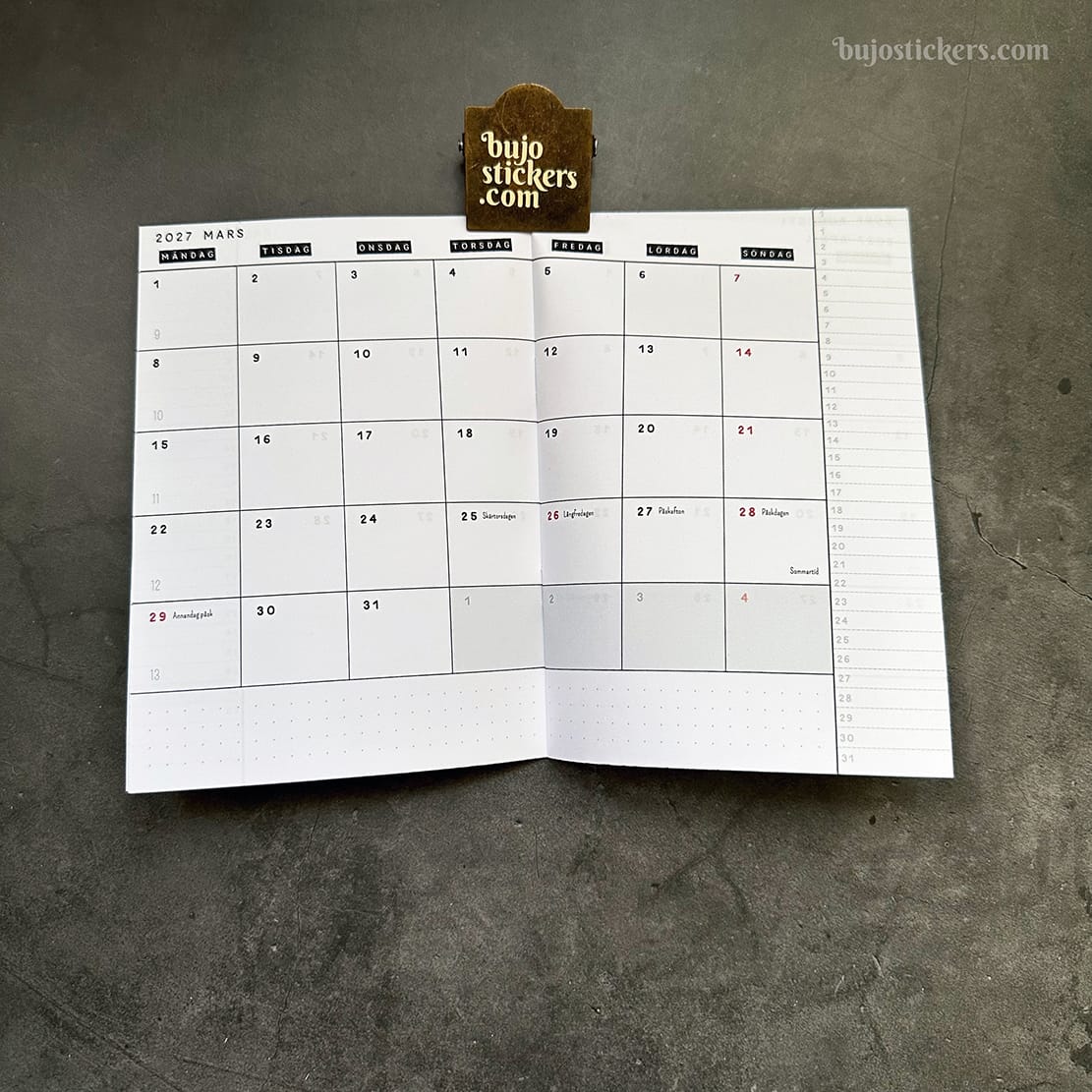 Månadskalender B6 med 103 omslag att välja mellan. Häftad Traveler's notebooks insert i storlek B6.