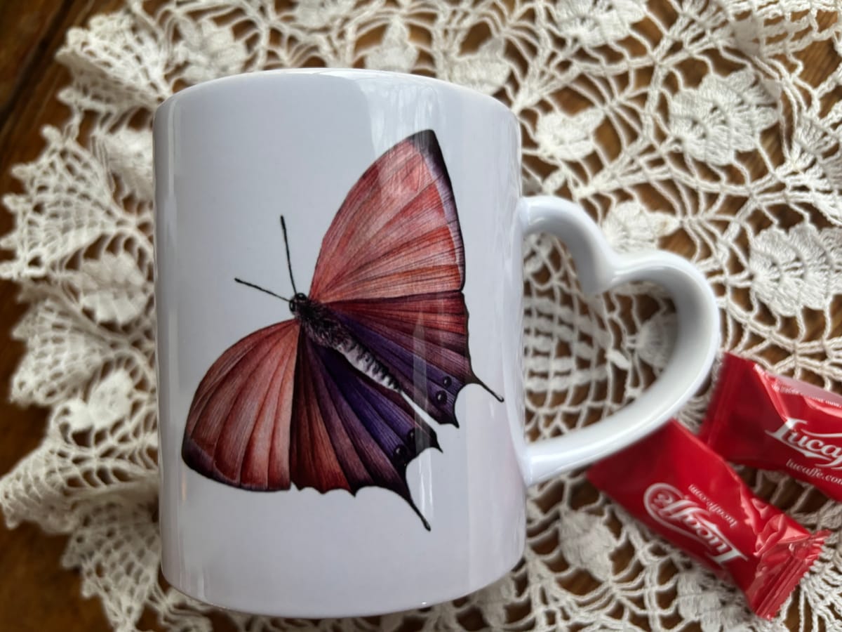 mugg med fjäril