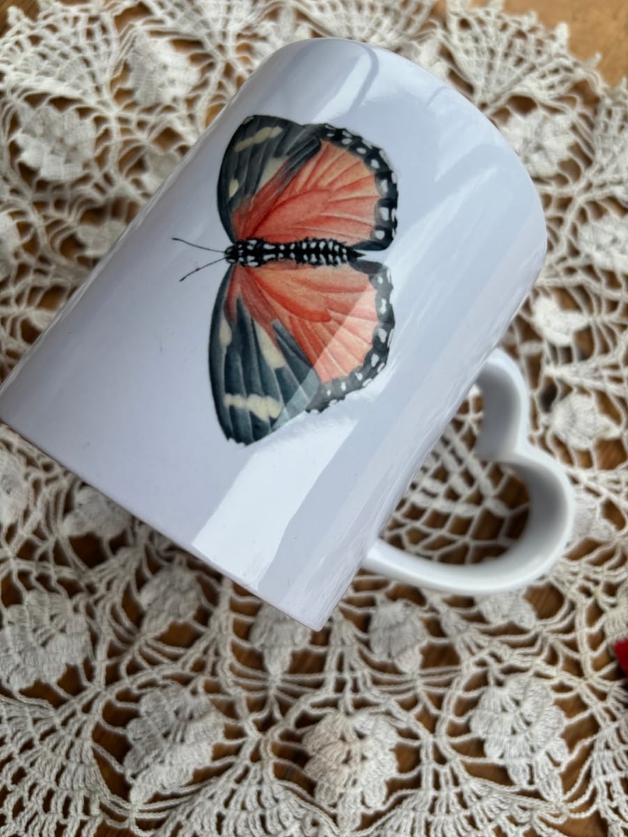 mugg med fjäril