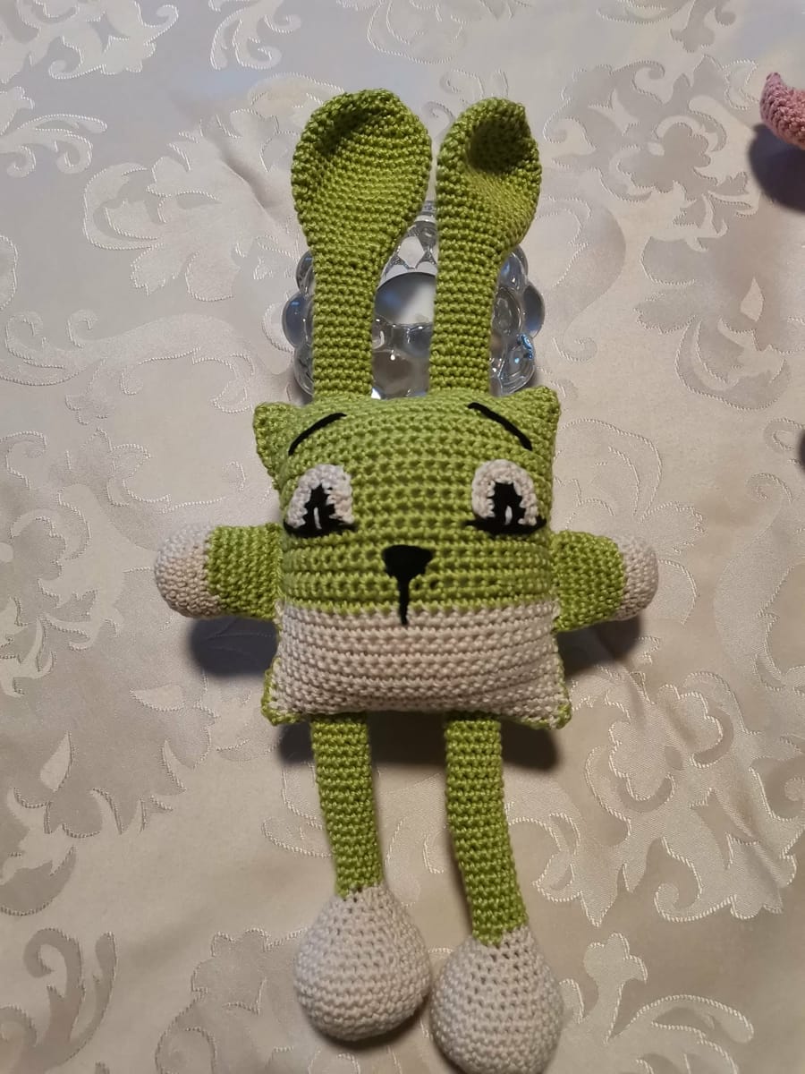 Virkad kanin med skallra