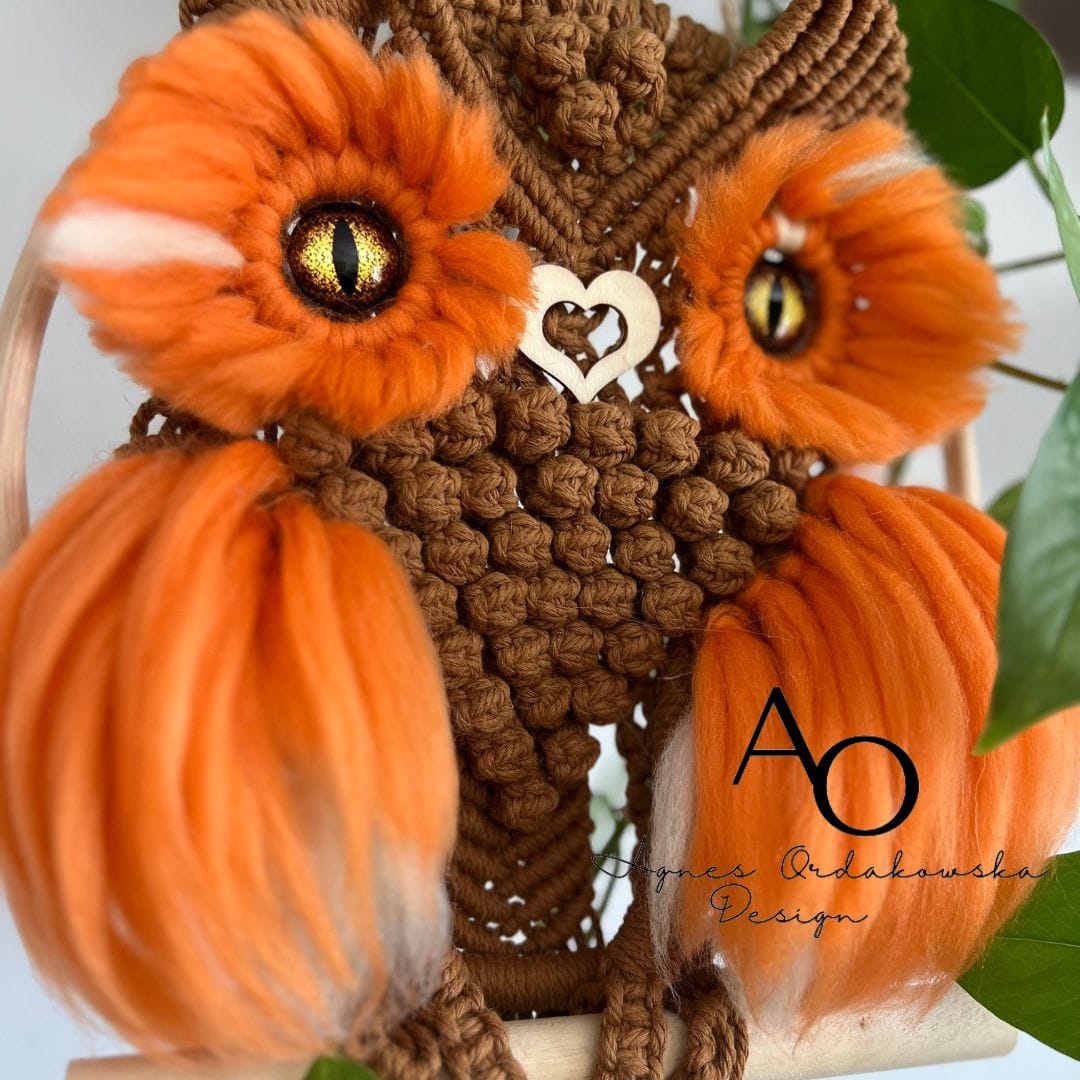 Makraméuggla – Vackert utkammande vingarna i orange med vita inslag, hjärtformad näsa