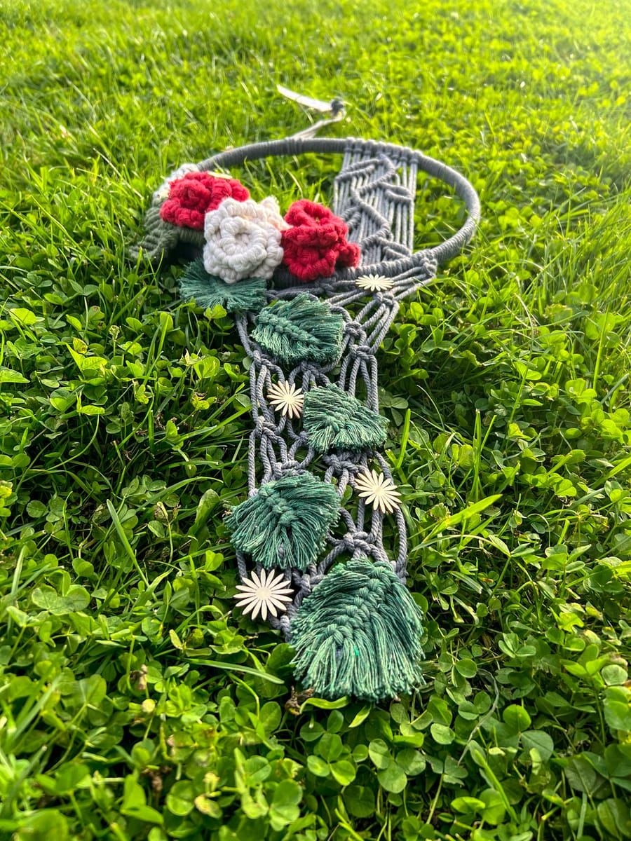 Boho Blom – Handgjord makramé med blommor, löv och träfigurer, bambusring 25 cm