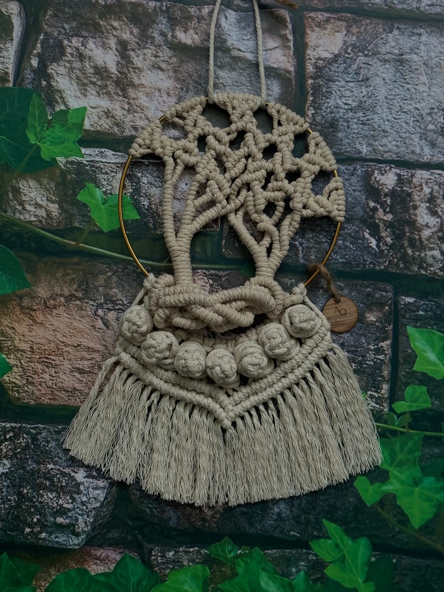 Litet Livets Träd – Handgjord makramé på gul metallring 14 cm