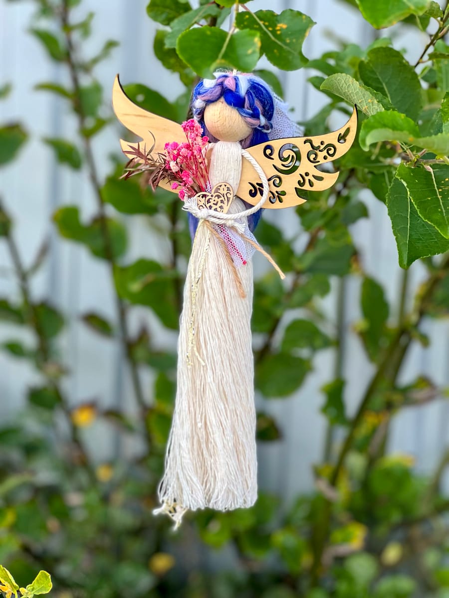 Makraméängel – handgjord med graverade trävingar