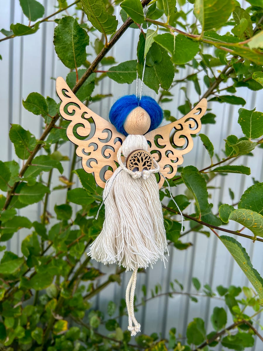 Makraméängel – handgjord med graverade trävingar