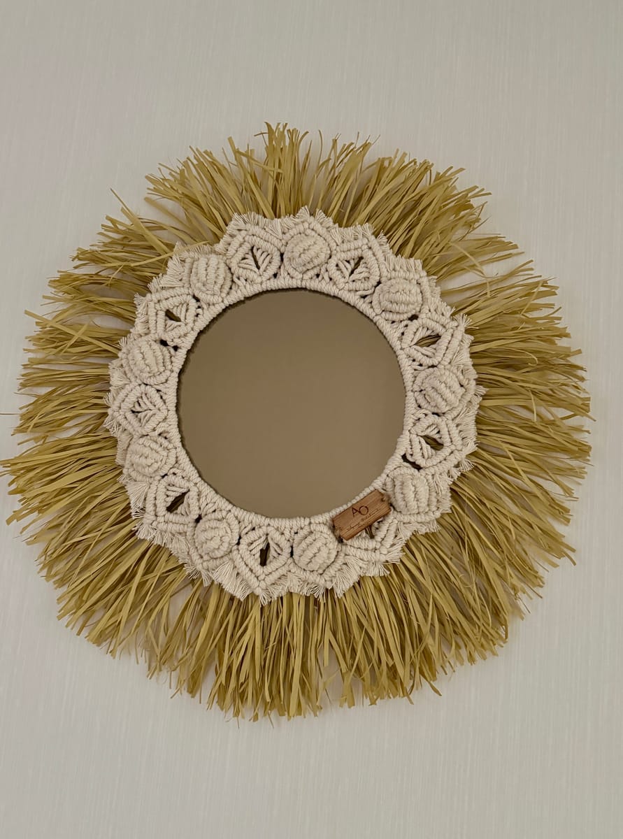 Makramé-spegel med raffia och snäckdetaljer
