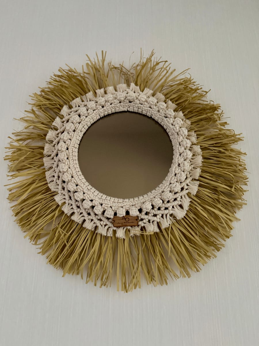 Rund makramé-spegel med raffia