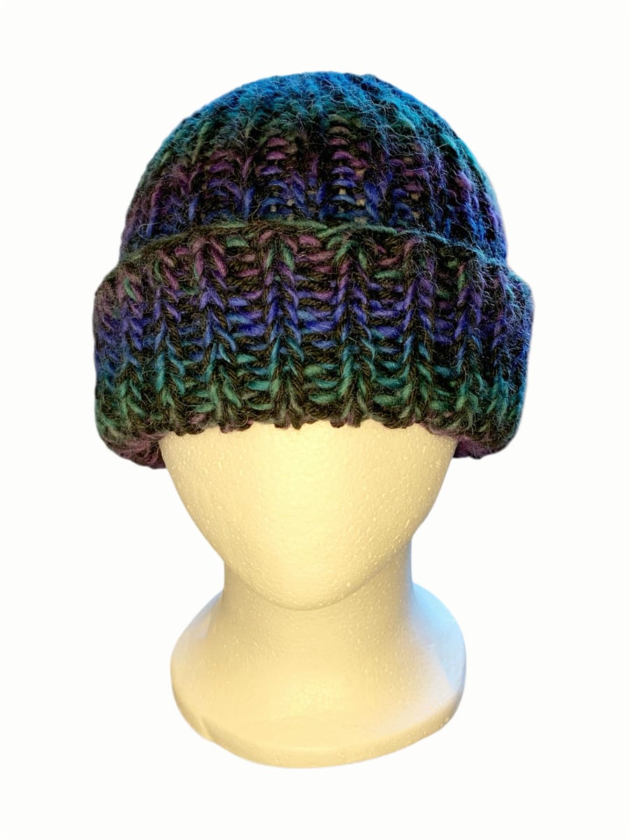 Stickad Melerad Mössa – Varm, Mjuk & Unik