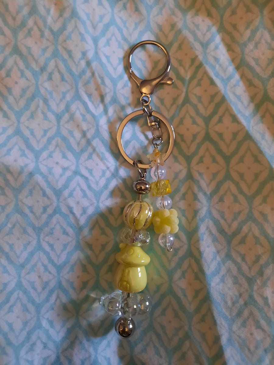 Väskaccessoar med nyckelring och hänge