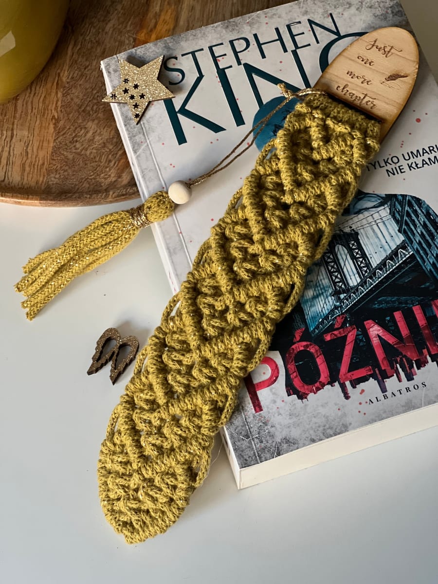 Makramé bokmärke med graverad trädetalj – “Just one more chapter”