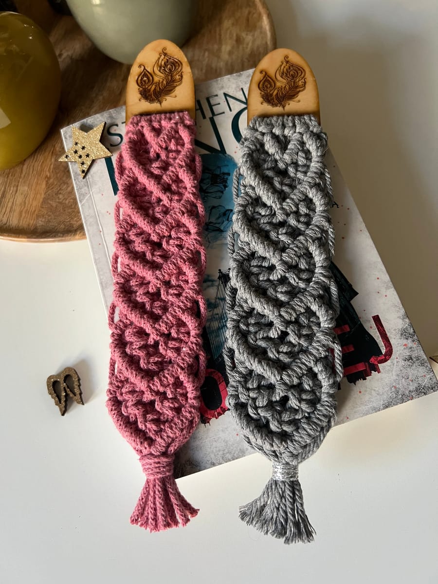 Bokmärke – Hjärtformad Makramé med Trädetalj och Graverad Fjäder (Blossom, Grå, Mörkbeige med guld)