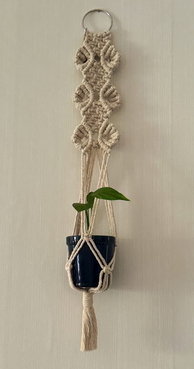 Vacker ampel i makramé – Naturvit & Mörkgrön