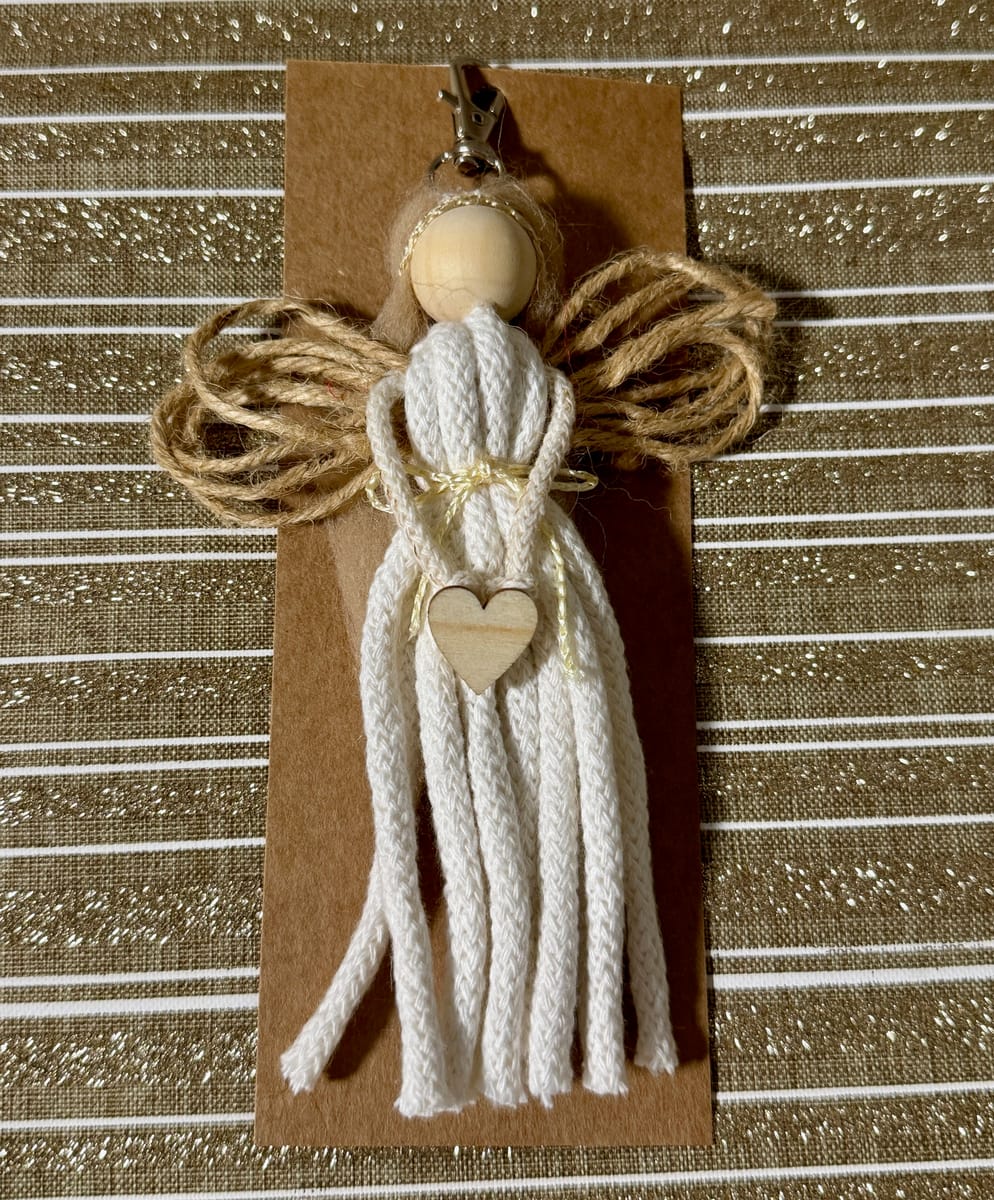 Skyddsängel i makramé – handgjord med trä-hjärta | Unik dekoration 5–7 cm