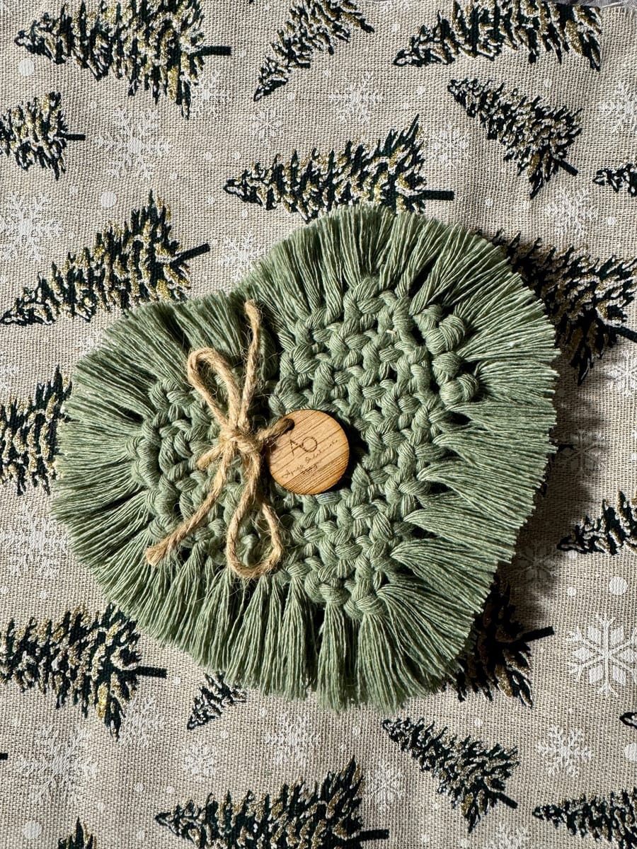 Makramé glasunderlägg – Hjärta, olivgrön (2-pack)