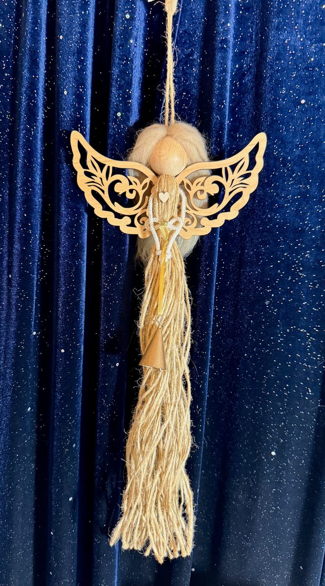 Handgjord ängel i jute med trävingar och guldklocka – två varianter av hår