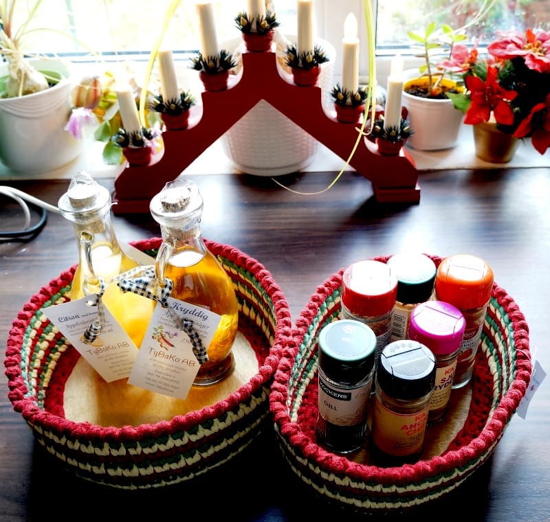 Själv virkade förvaringskorgar i set