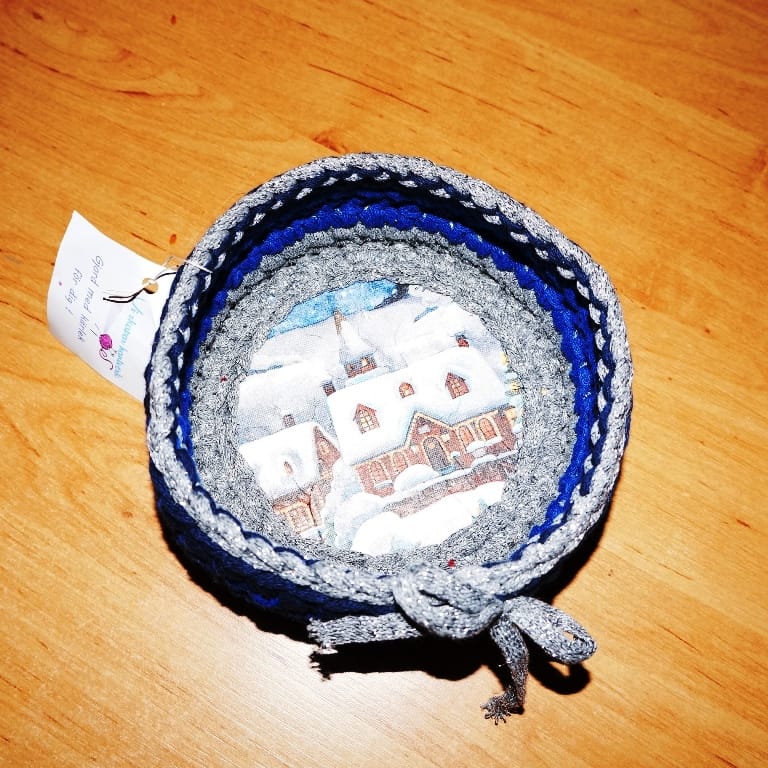 virkad korg med julmotiv (servett-teknik)