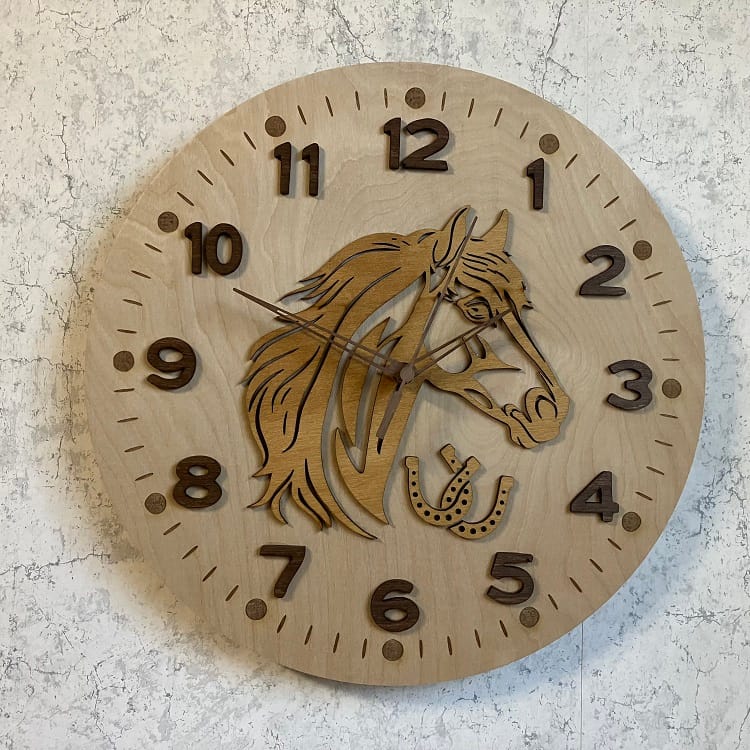 Väggklocka med hästmotiv