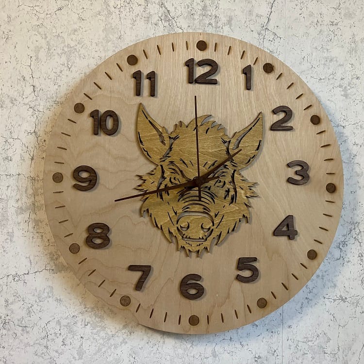 Väggklocka med vildsvinsmotiv