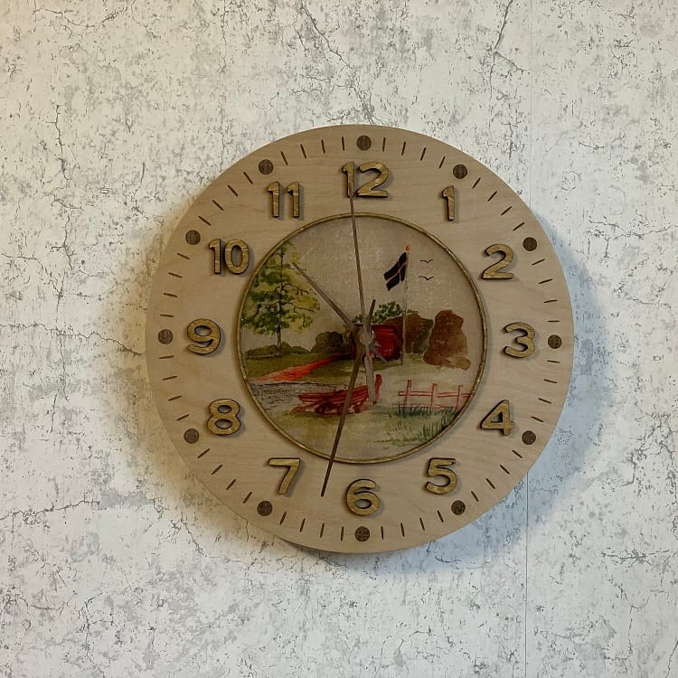 Väggklocka med motiv sjöansikte