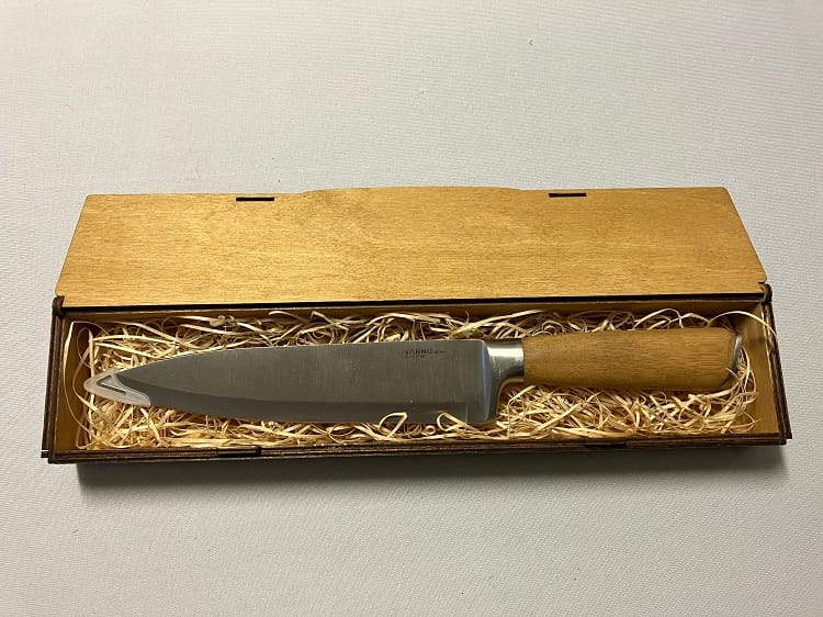 Kökskniv i tillhörande trälåda från teak.