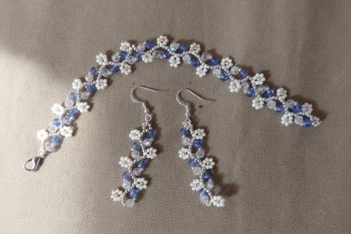 Smyckesset - Armband & Örhängen i Blå & Vita Pärlor