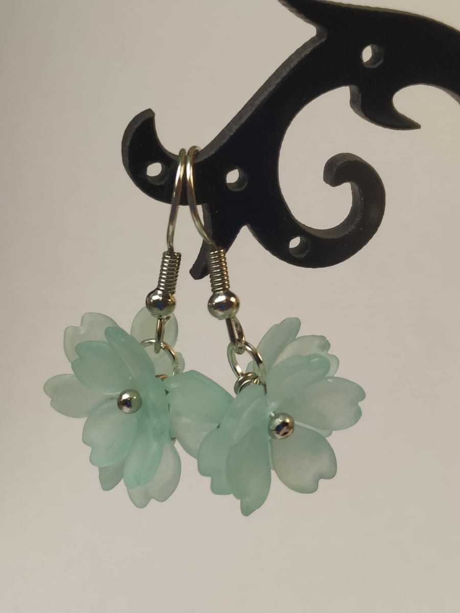 Handgjorda lätta  örhängen med akrylkomponenter