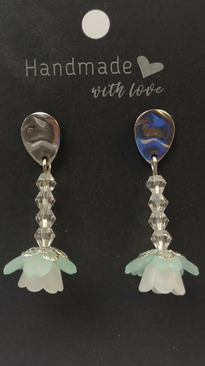 Subtila örhängen med antiallergisk stängning.