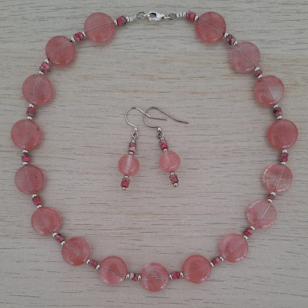 Set med örhängen och halsband