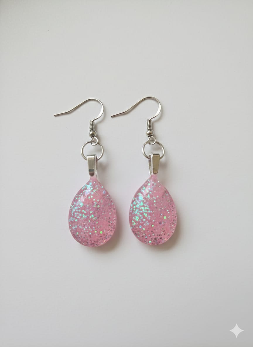 Handgjorda örhängen i resin och stål.