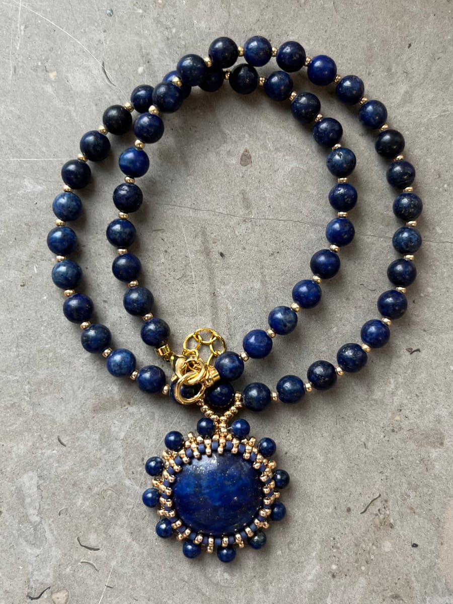 Exklusivt handgjort halsband av lapis lazuli