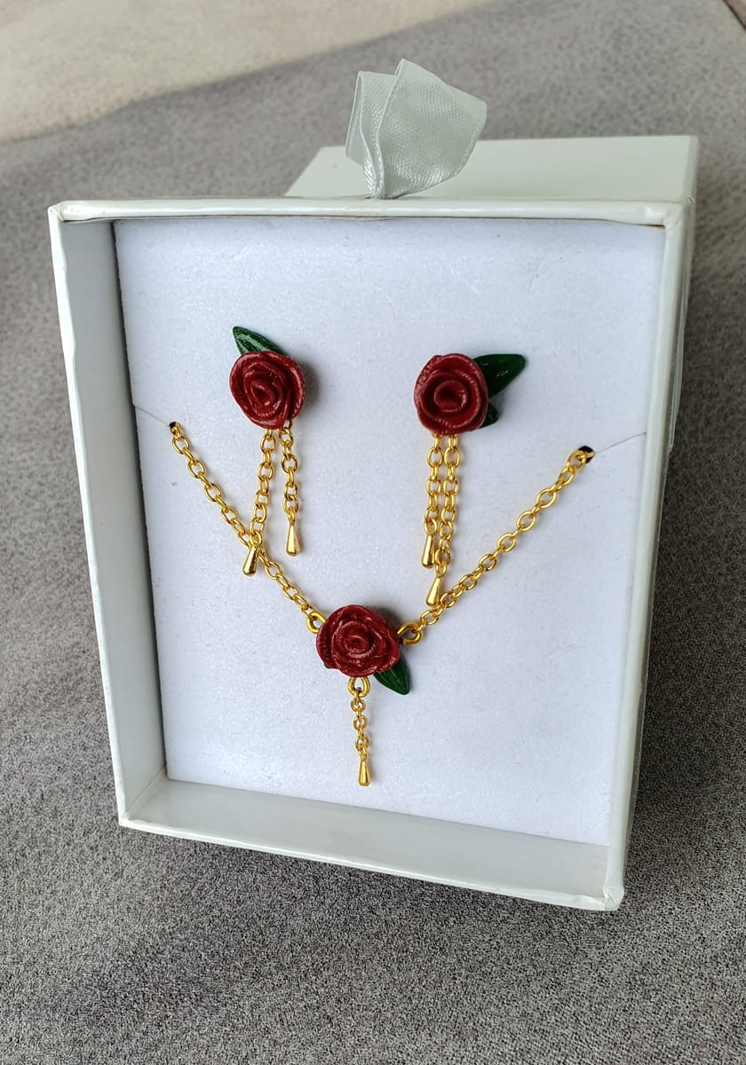Rosor set, Handgjorda örhängen och halsband i polymerlera
