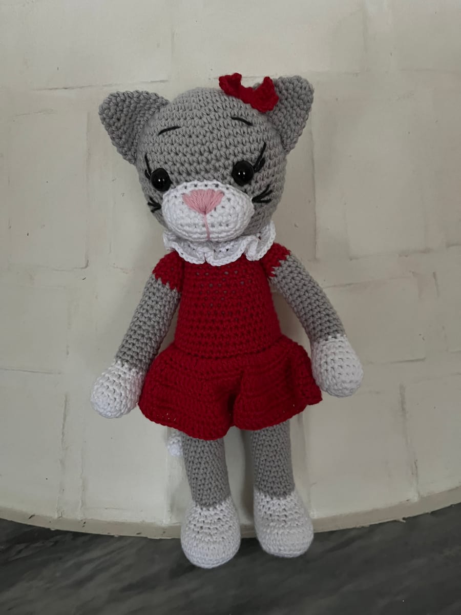 Virkad katt med röd klänning