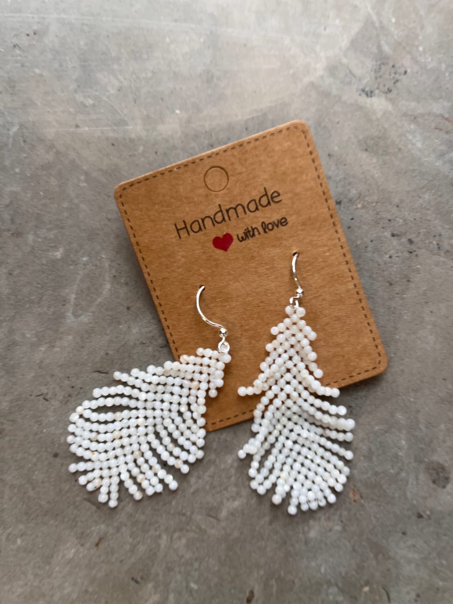 Större fjäderörhängen i silver och pärlemor