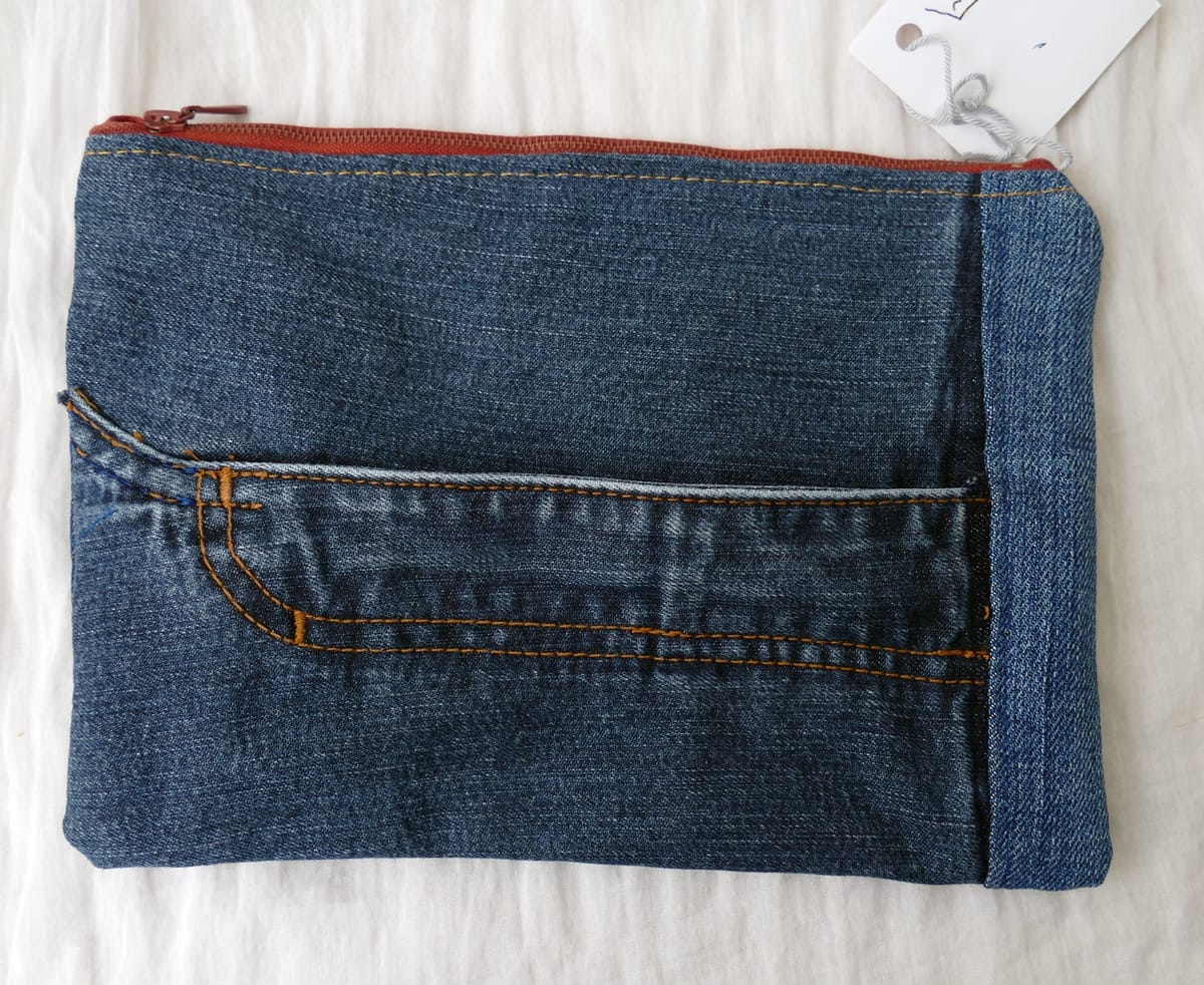 Necessär, pennfodral eller liten väska, sydd av återbrukade jeans.