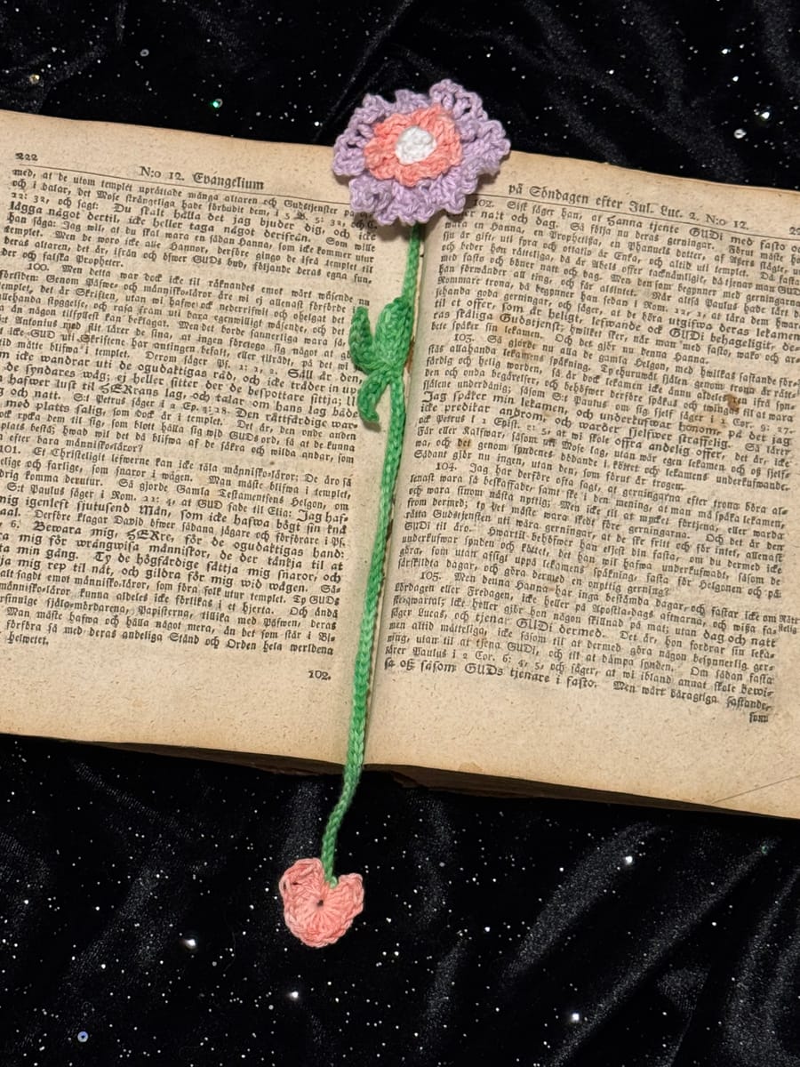Bokmärke, virkad blomma