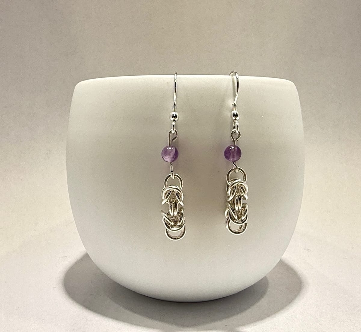 Silverörhängen med ametistpärlor