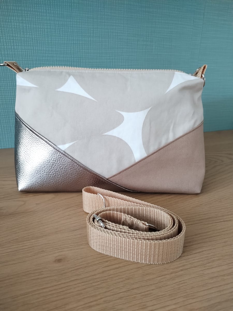 Väska Shoulder Bag beige med silverdetaljer