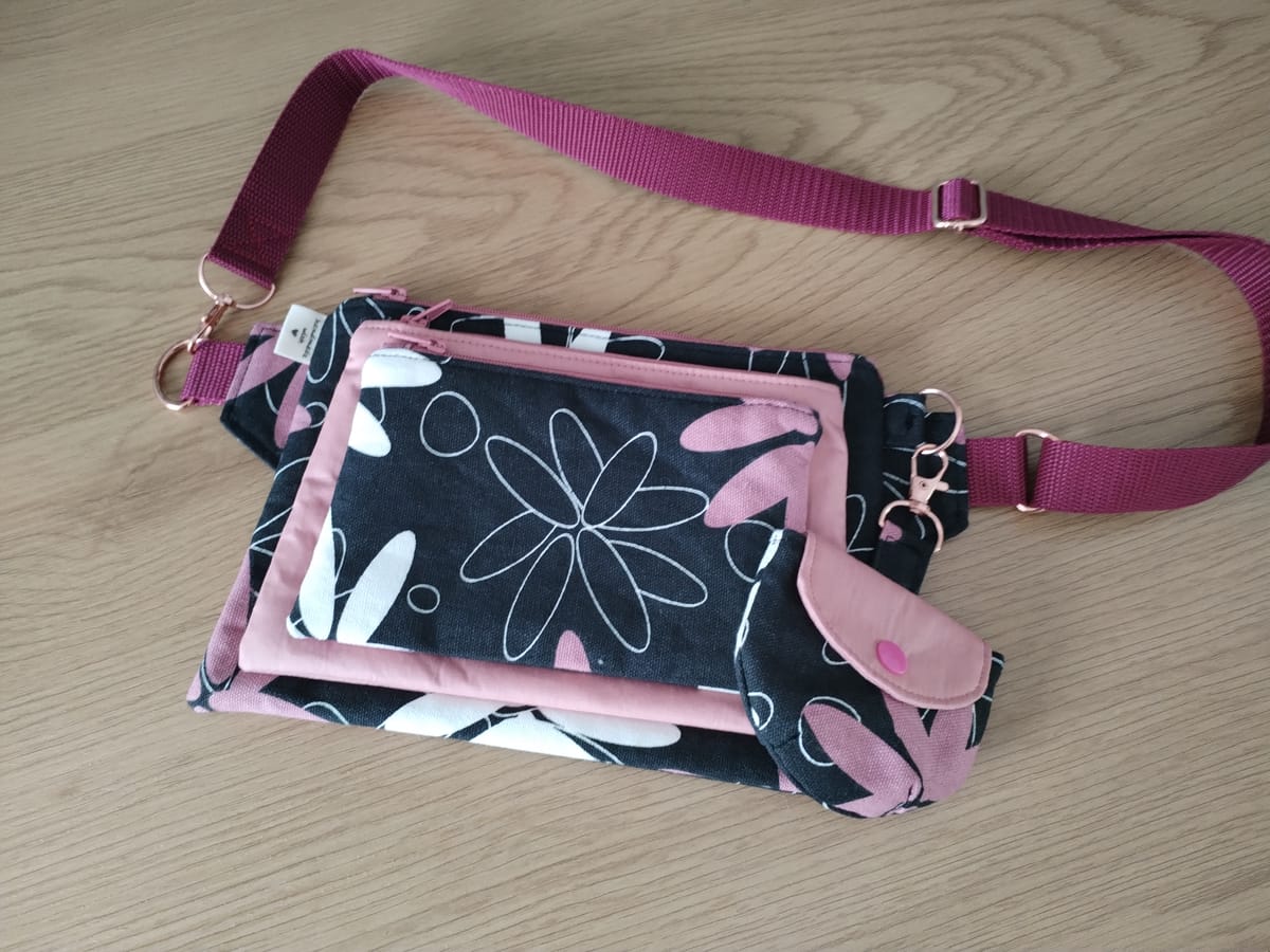 Väska HippBag/ShoulderBag Bältesväska/axelväska med rosa guld detaljer färgglada/rosa