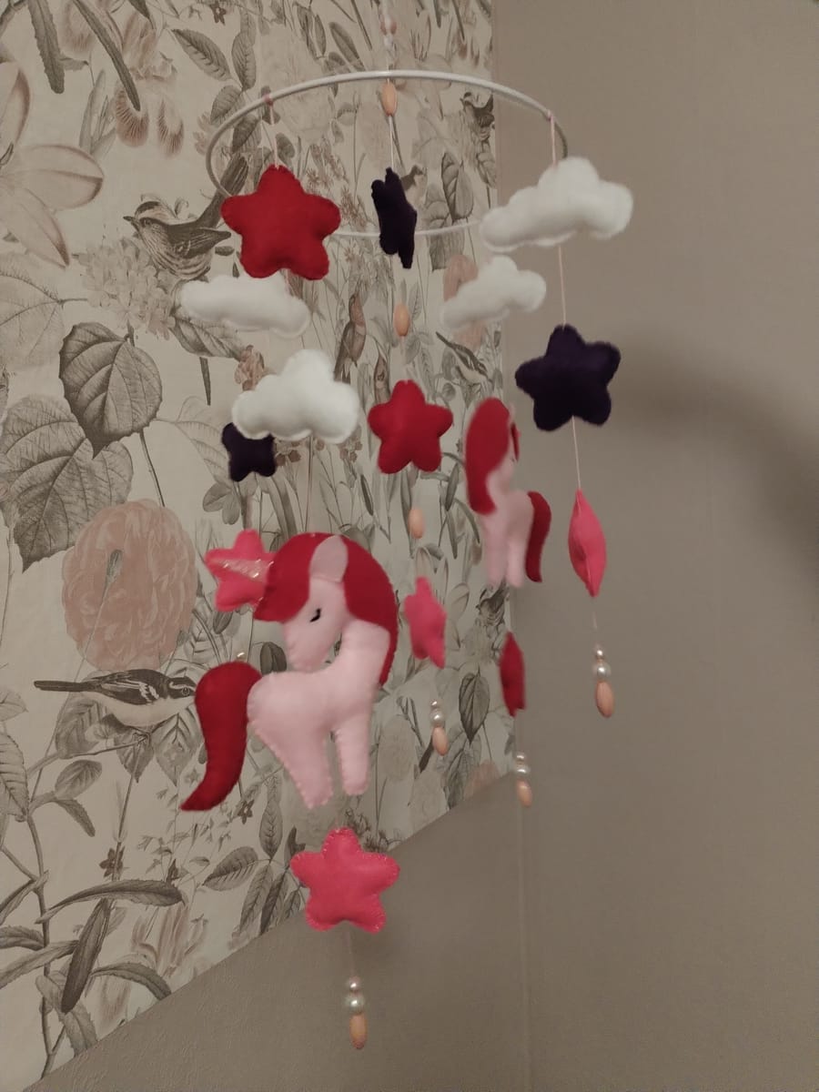 Baby - Barnmobil med stjärnor och enhörningar i rosa/vit/purpur