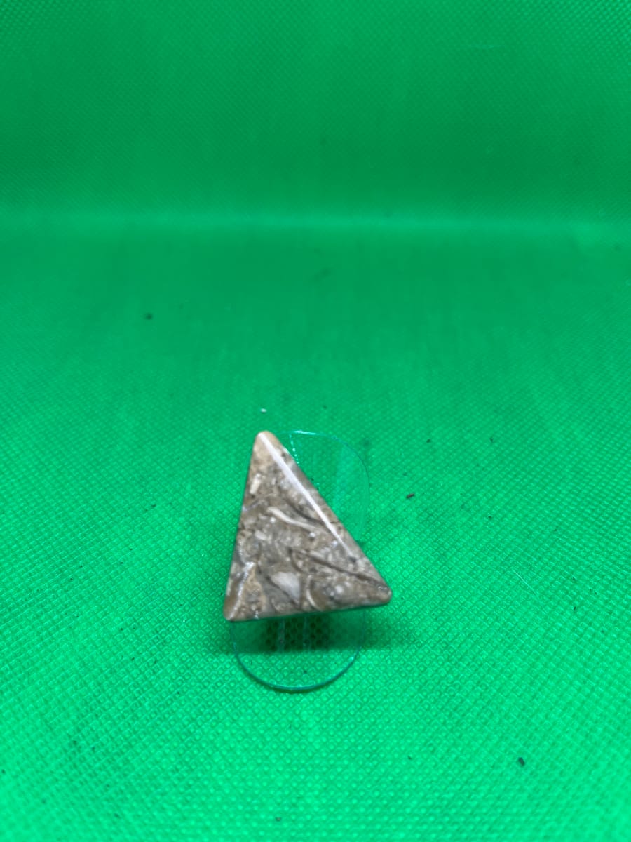 Ring i frihand slipade kalksten