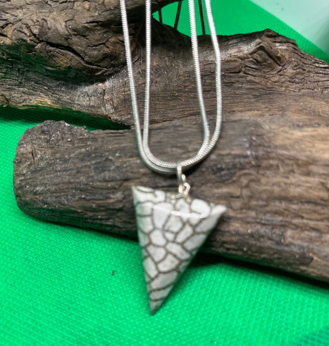 Halsband i kedjekorall